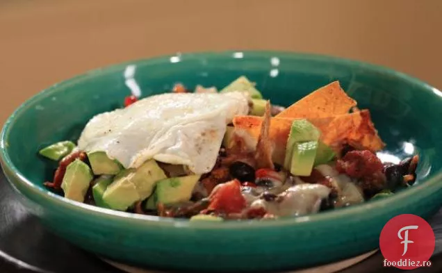 Bacon, fasole și ouă în stil Texas: Chilaquiles de fasole neagră