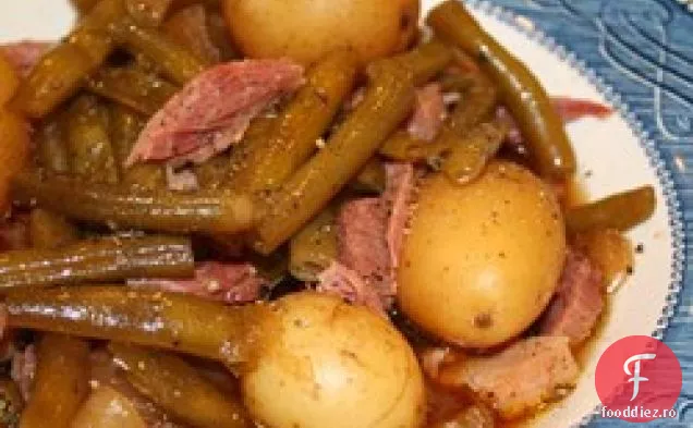Aragaz lent fasole verde, șuncă și cartofi