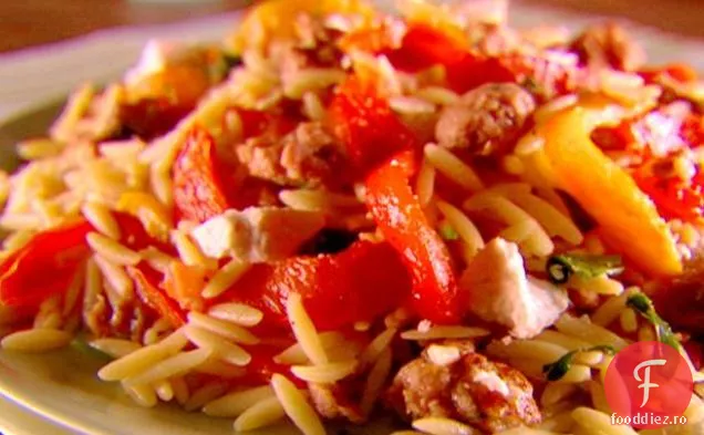 Orzo cu cârnați, ardei și roșii