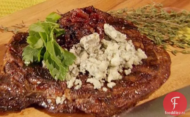 New York Strip cu brânză albastră, gem de ceapă Vidalia și salată caldă de cartofi cu vinetă de muștar