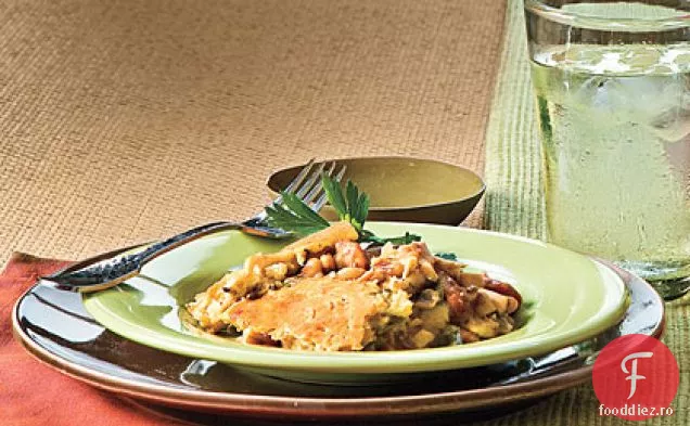 Chicken-Chile Cobbler cu cârnați afumați și mazăre cu ochi negri