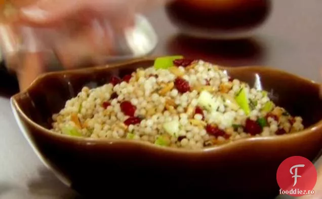 Cuscus israelian cu mere, afine și ierburi
