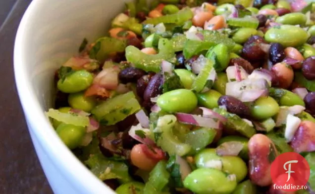 Salată Edamame, fasole neagră și mazăre cu ochi negri cu vinetă de chimen