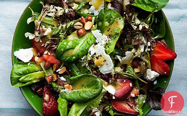Salată pentru bebeluși cu Feta, căpșuni și migdale