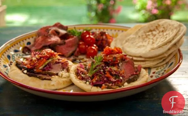 Pitas cu față deschisă cu miel rotisor cu Rodie și mentă, roșii la grătar și salată grecească