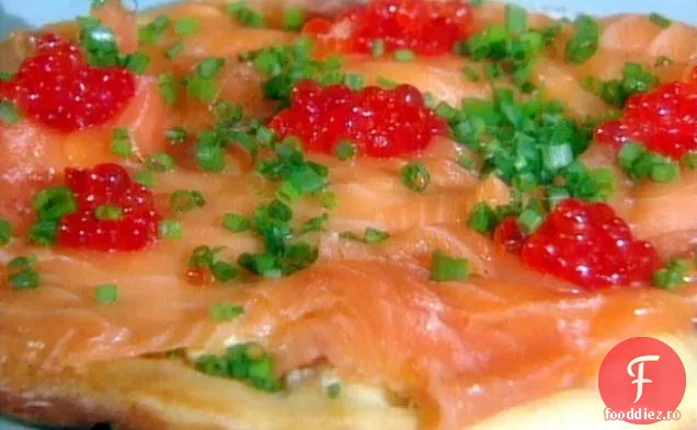 Pizza Brunch cu ouă amestecate și somon afumat