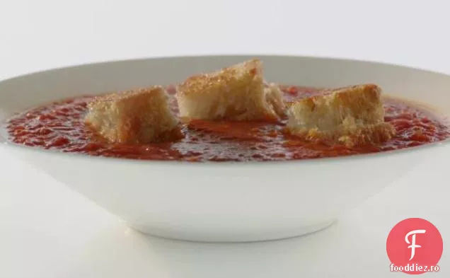 Supă de roșii cu ardei prăjiți, usturoi și ceapă cu crutoane de brânză Gruyere la grătar