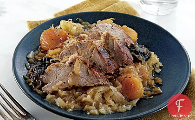 Carne de porc cu caise, prune uscate și varză murată