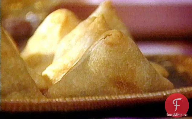 Produse de patiserie umplute cu cartofi condimentate: Samosas
