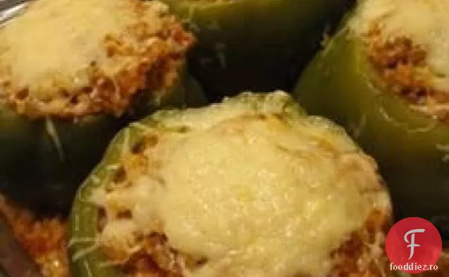 Ardei grași verzi umpluți cu cuscus de linte de roșii