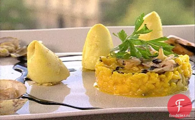 Calmar mediteranean (calamari) umplut cu crustacee, Risotto de șofran și sos de cerneală