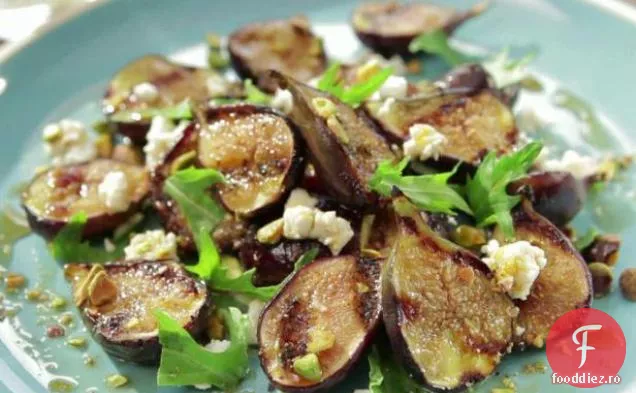 Salată de smochine la grătar glazurată cu miere cu Feta, fistic și Mizuna