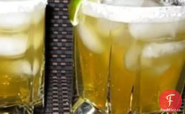 Margarita Italiană Amaretto pe stânci