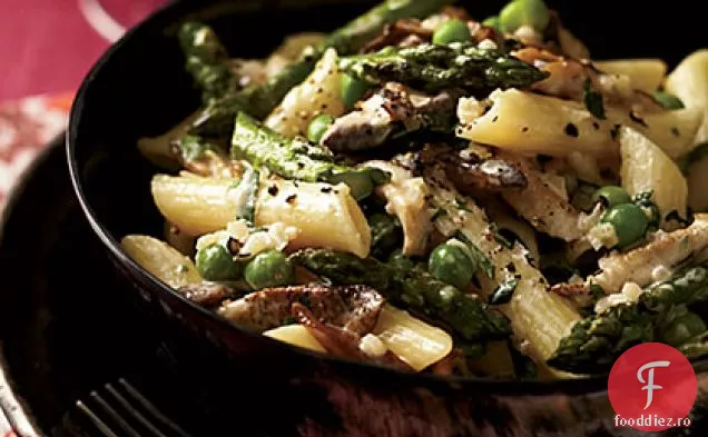 Penne cu sparanghel, mazăre, ciuperci și smântână