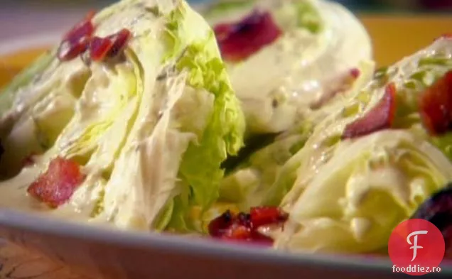 Salată crocantă cu pansament picant la fermă