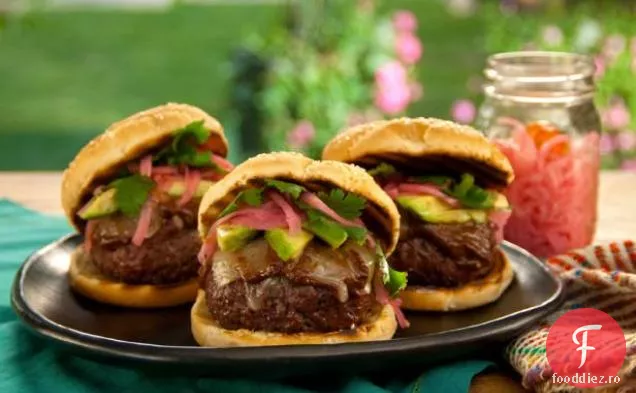 Burger Oaxaca cu Manchego, Avocado și ceapă Habanero murată