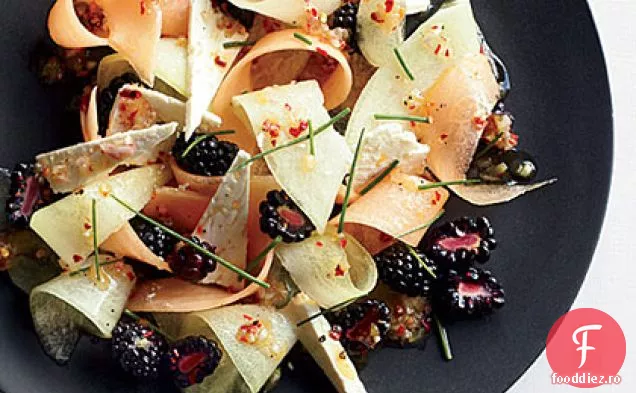 Salată de pepene galben, fructe de pădure și Feta