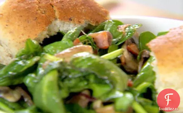 Salată de spanac cu slănină caldă și sos de cidru de mere