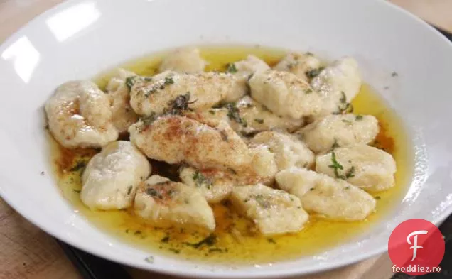 Mascarpone Și Gnocchi De Lămâie Cu Sos De Cimbru De Unt