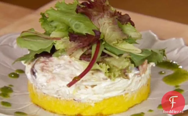 Mămăligă portocalie la grătar acoperită cu salată de carne de crab și ulei de plante