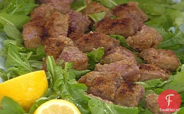 Mușchi de vită mușcă pe un pat de rucola