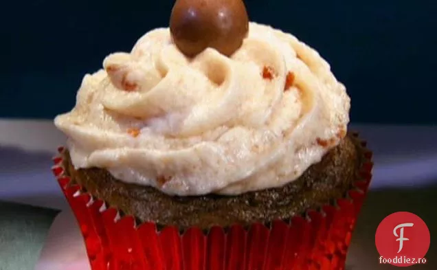 Cupcakes dublu de malț de ciocolată cu cremă de unt de cireșe-vanilie