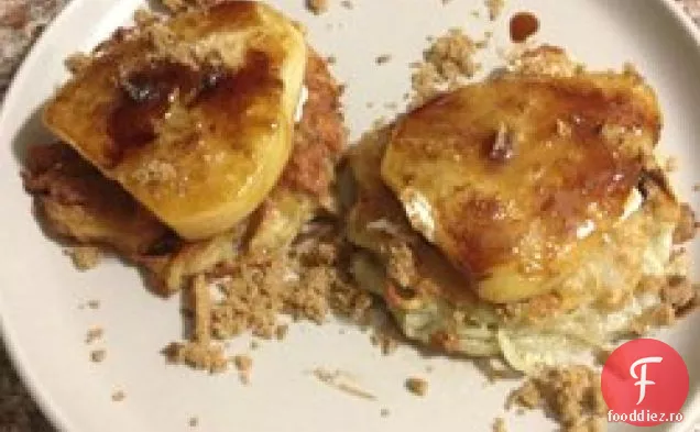 Latkes de cartofi cu pere caramelizate, brânză de capră și oțet de Sherry