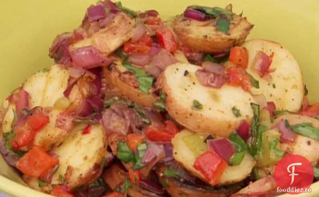 Salată de cartofi noi la grătar cu ardei și ceapă