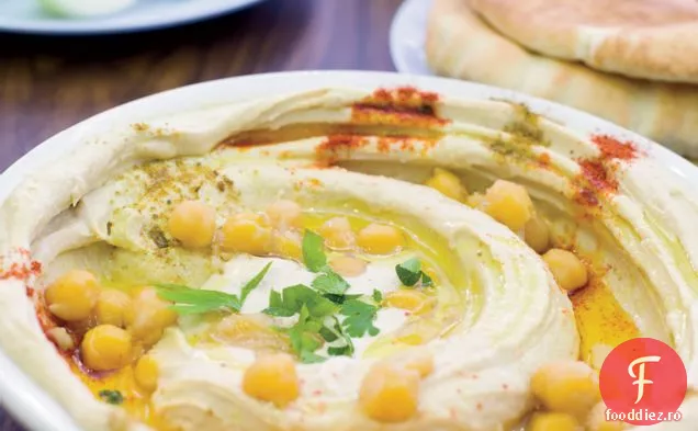 Hummus israelian cu boia și naut întreg