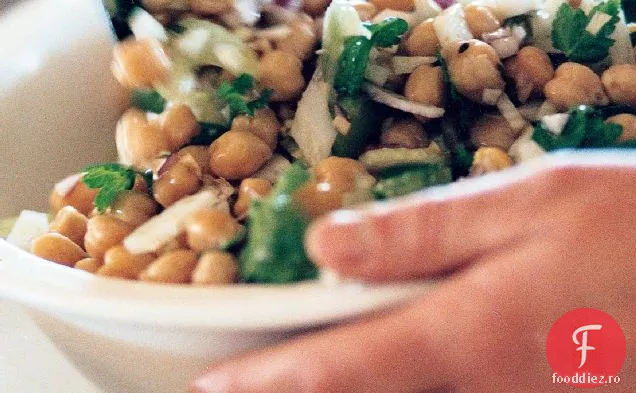Salată caldă de năut, fenicul și pătrunjel