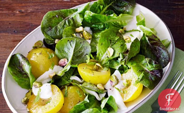 Salată de prune verde cu mentă și fistic