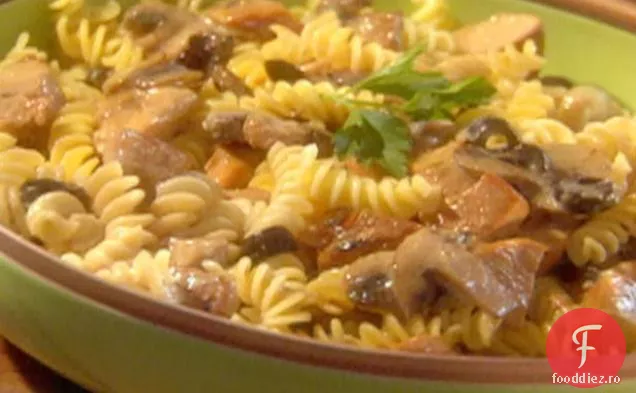 Fusilli cremoși cu ciuperci și pui
