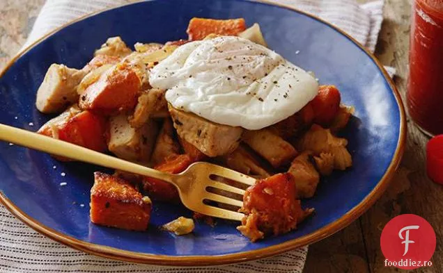 Ouă fierte cu piept de curcan prăjit cu ierburi și Hash de cartofi dulci