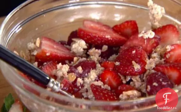 Muesli de casă cu fructe de pădure roșii