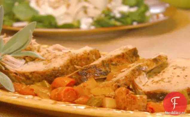 Slow-Cooker Parmesan-salvie de porc și salată de năsturel cu pere feliate, brânză de capră și nuci de pin prăjite