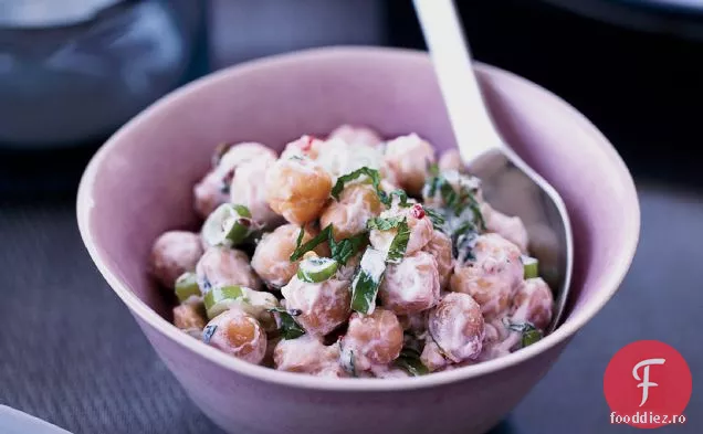 Salată de năut condimentată Indian cu iaurt și ierburi