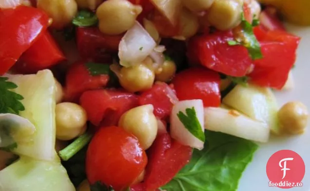 Salată De Năut, Roșii Și Castraveți