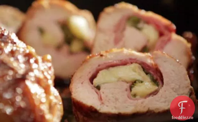 Cordon Bleu de curcan umplut cu șuncă, ardei iute verde prăjit și Brie