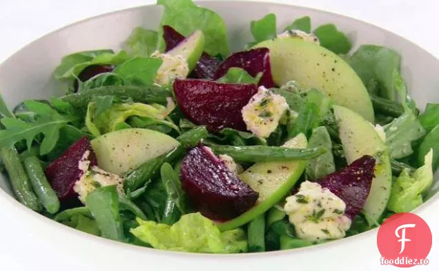Salată de sfeclă și brânză de capră marinată