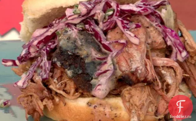 Sandwich de porc tras cu sos de oțet de piper negru și Slaw de ceapă verde