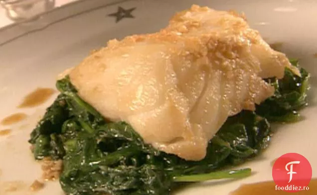 Ghimbir de mare peste verdeață ofilită