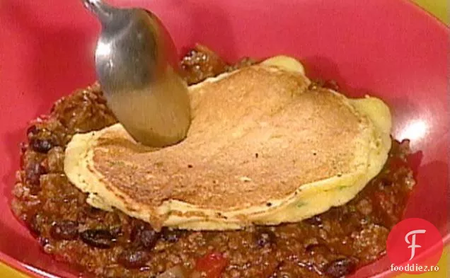 Chili de vită și fasole neagră cu prăjituri de porumb cu ceapă verde