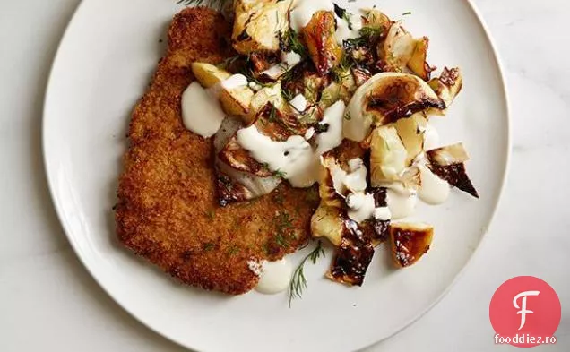 Cotlete de porc pane cu salată caldă de varză de mere