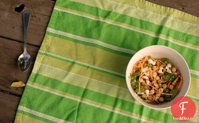 Salată de năut cu morcovi, nuci și feta Franceză