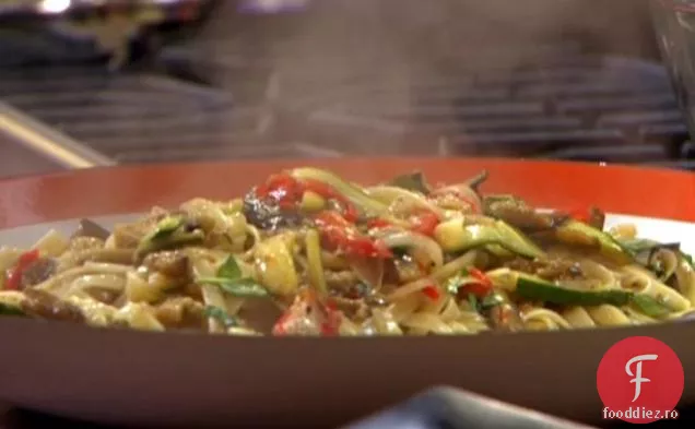 Fettuccini cu legume și verdeață de grădină