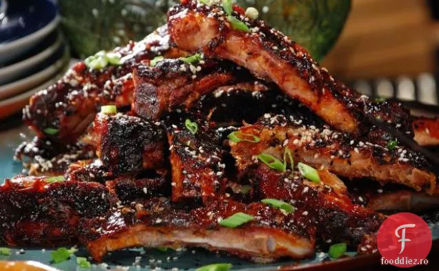 Spice Asiatic frecat coaste cu sos BBQ ananas-ghimbir și semințe de susan alb-negru