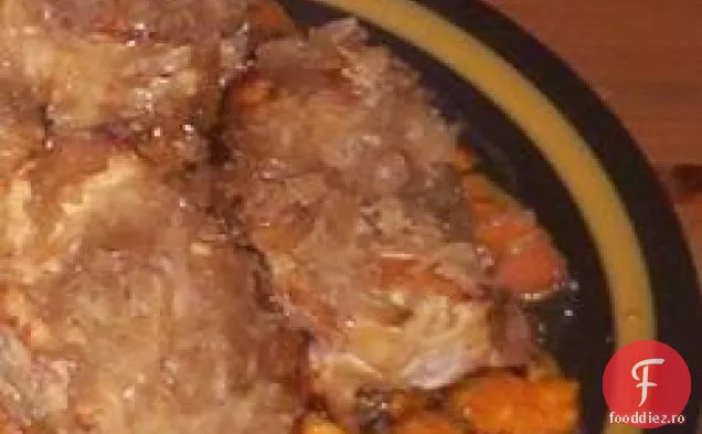 Cotlete de porc cu mere, cartofi dulci și varză murată