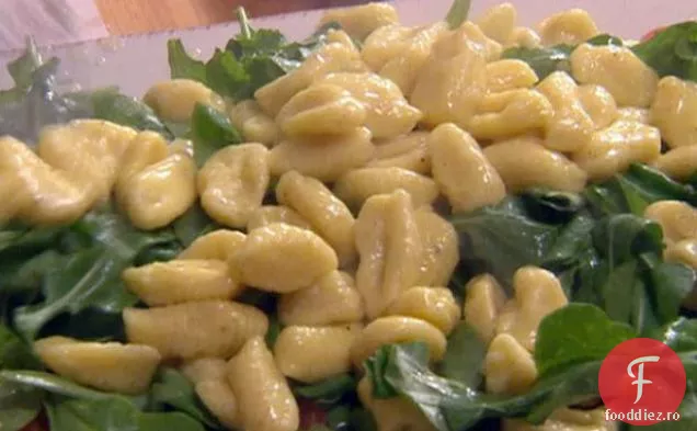 Salată caldă de gnocchi de busuioc cu Carpaccio de roșii