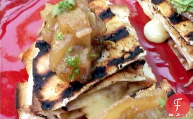 Camembert - quesadilla de ceapă caramelizată cu Chutney de mere