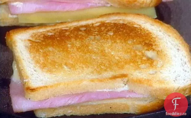Croque Monsieurs a la Rachelle meu ia pe Franceză brânză la grătar și șuncă sammys